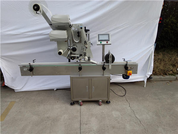 ఫ్లాట్ బాటిల్ కోసం ఆటోమేటిక్ స్టిక్కర్ ప్లేన్ లేబులింగ్ మెషిన్ 